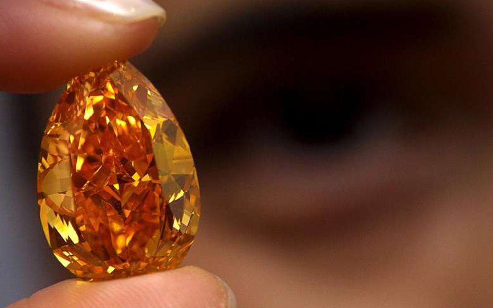ORANGE
Diament 14.82ct Fancy Vivid Orange 