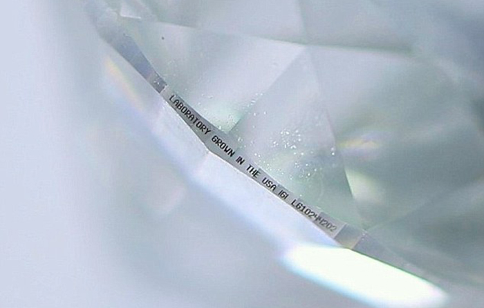 Laserowa inskrypcja na rondyście syntetycznego diamentu (via. WDC)