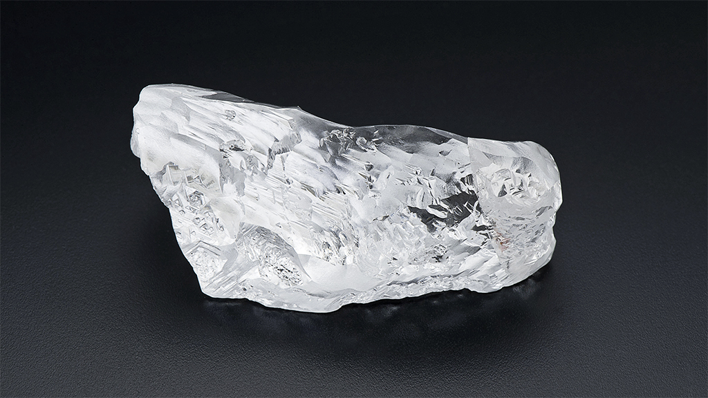 Ten surowy diament o masie 404,2 ct jest diamentem typu IIa o niezwykłym rozmiarze, kolorze i przejrzystości. Diamenty takie jak ten należą do specjalnej rodziny zwanej diamentami CLIPPIR, które powstały bardzo głęboko w płaszczu Ziemi. Zdjęcie: Jian Xin (Jae) Liao/GIA