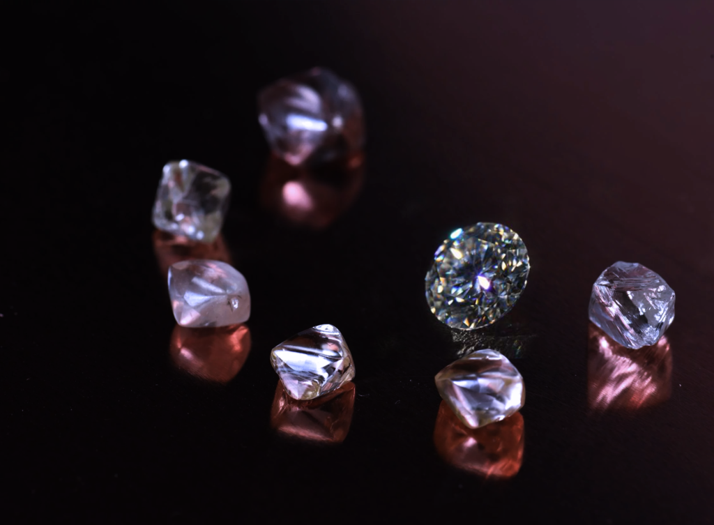 diamenty surowe oraz brylant