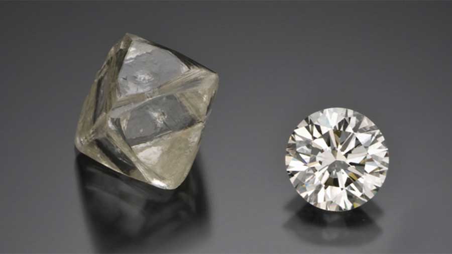 Surowy nieoszlifowany diament oraz jego oszlifowana forma - brylant