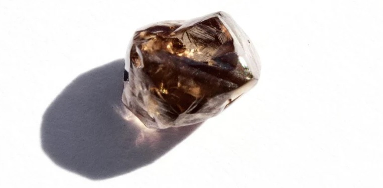 Surowy, nieoszlifowany diament w barwie fantazyjnej brązowej.