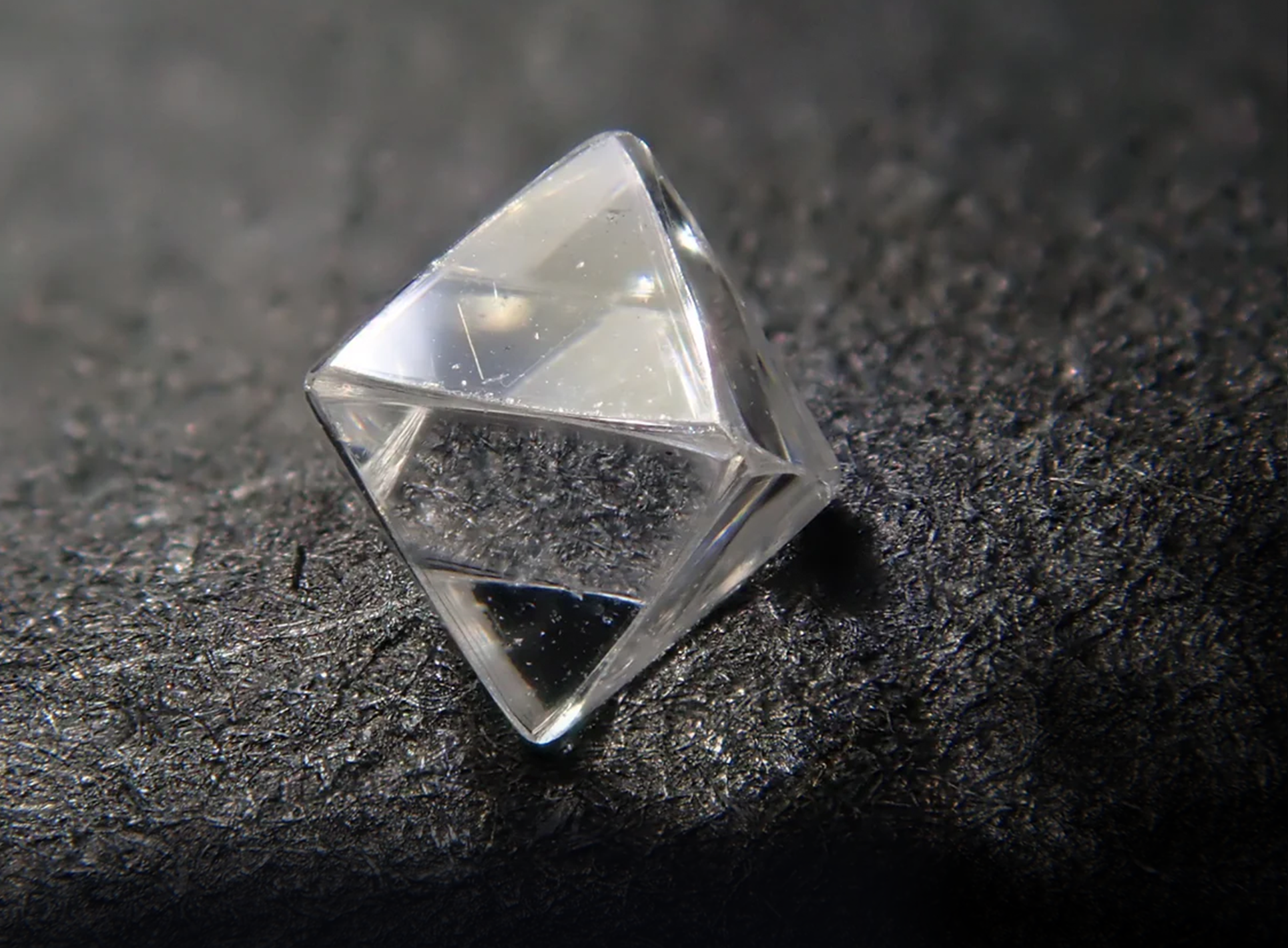 Octahedron - surowy kryształ diamentu