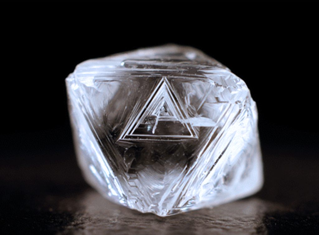Naturalny nieoszlifowany diament.