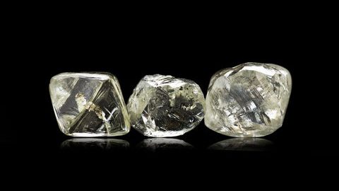 Surowe, nieoszlifowane diamenty.